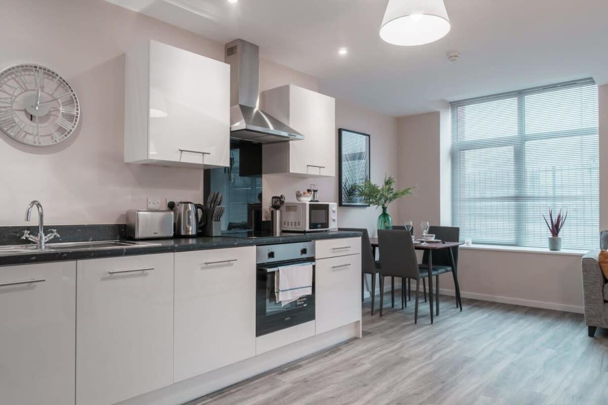 Contemporary 2 Bed Manchester Apartment - Sleeps 4 エクステリア 写真